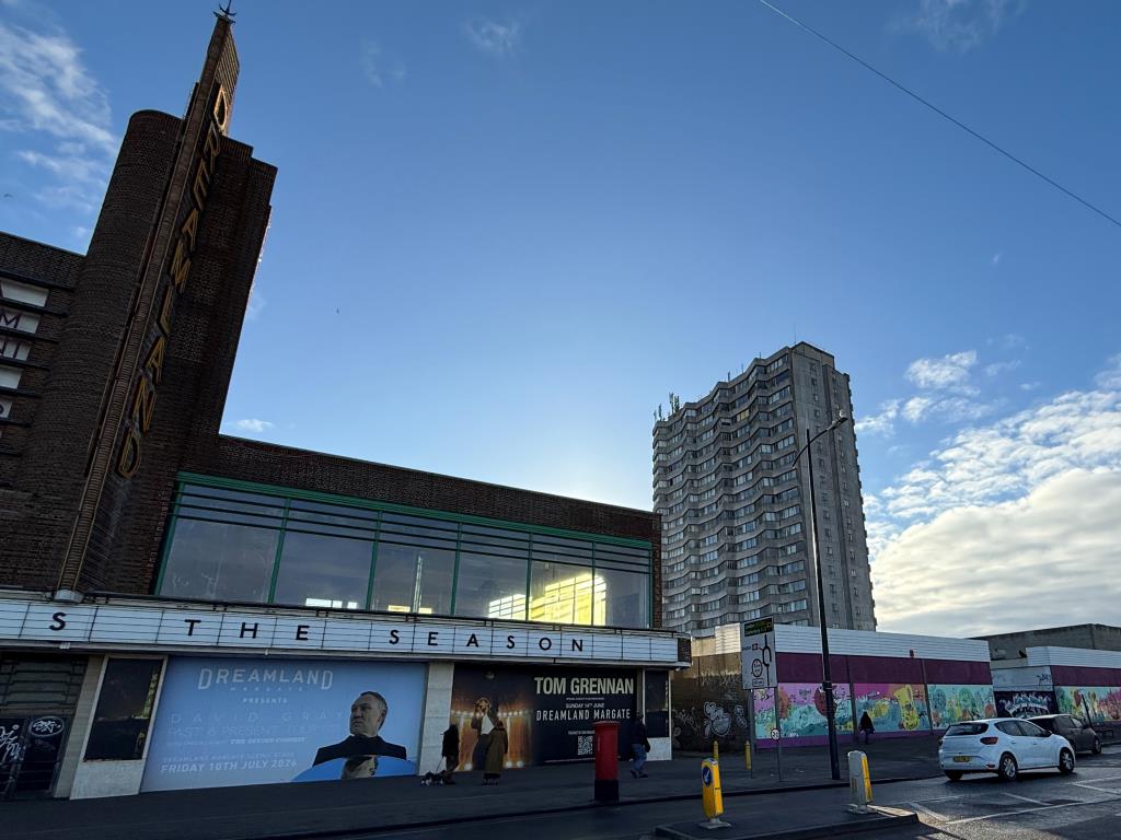 Lot: 105 - FLAT WITH SEA VIEWS - View of building